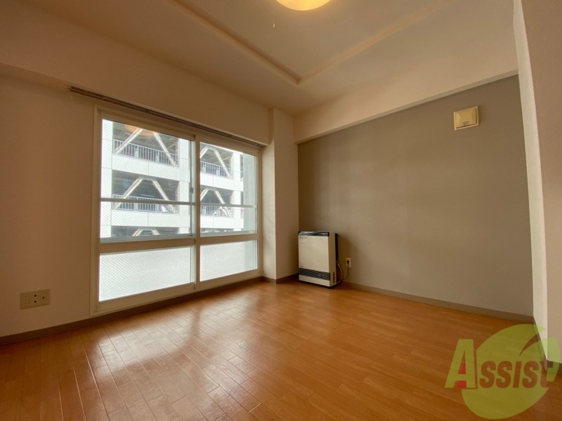 居室・リビング　リビングです。木目のフローリングが落ち着きますね。