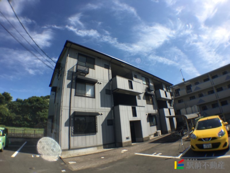 建物外観　綺麗な3階建てです