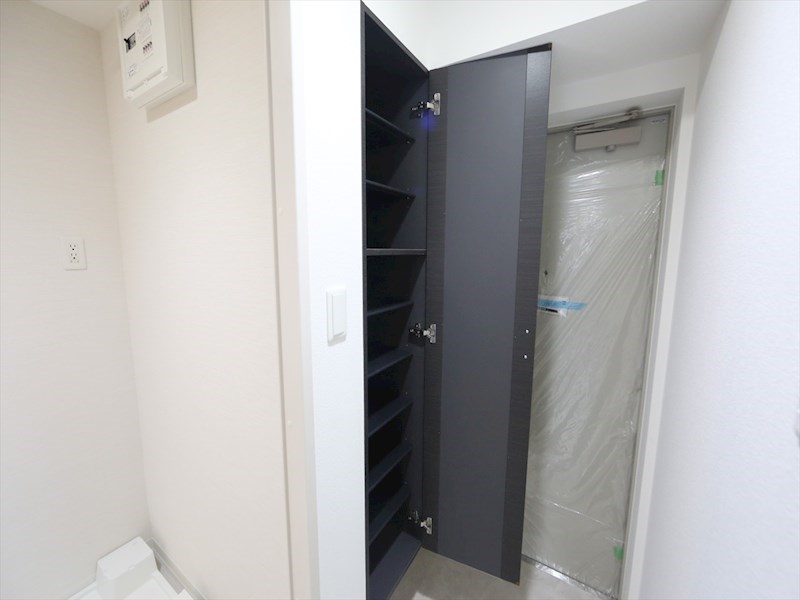 玄関　玄関　シューズボックス　姿見鏡付き（収納充実してます）