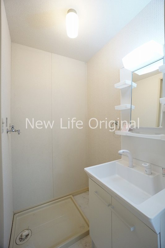 洗面設備　シャワー付き洗面台で朝の支度も楽にできます☆