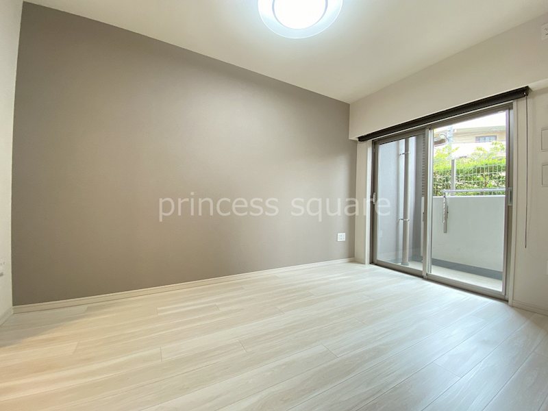 居室・リビング　クロス貼り替え済み