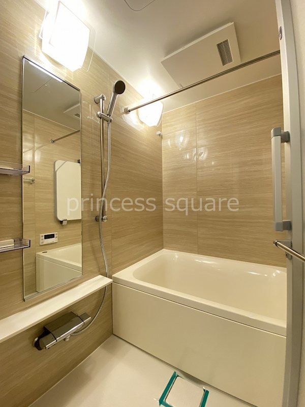 バス・シャワールーム　浴室乾燥機付きのバスルーム