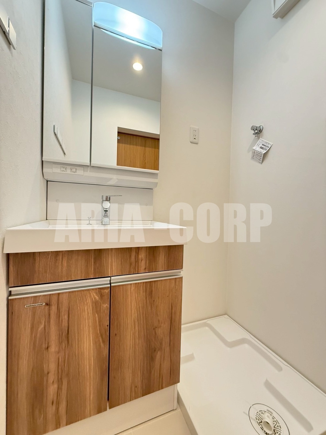 洗面設備　同仕様：ゆとりある脱衣所スペース！独立洗面台です！