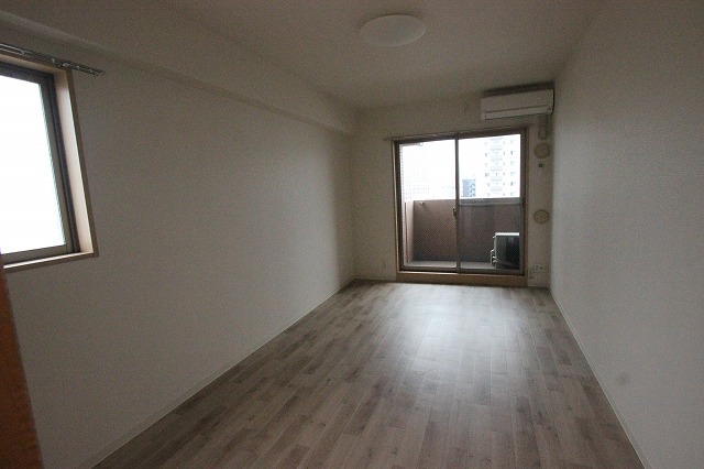 居室・リビング　同物件、別号室のものです。