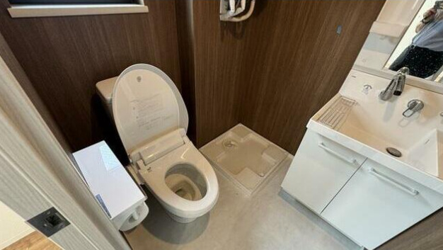 トイレ　洗面所と同室で広々使えます