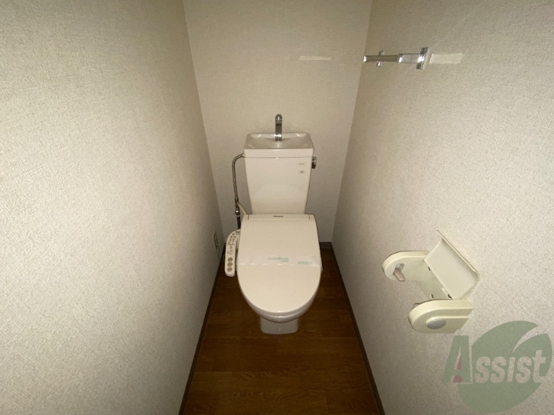 トイレ　嬉しいウォシュレット機能付きです。シャワートイレは便利ですね