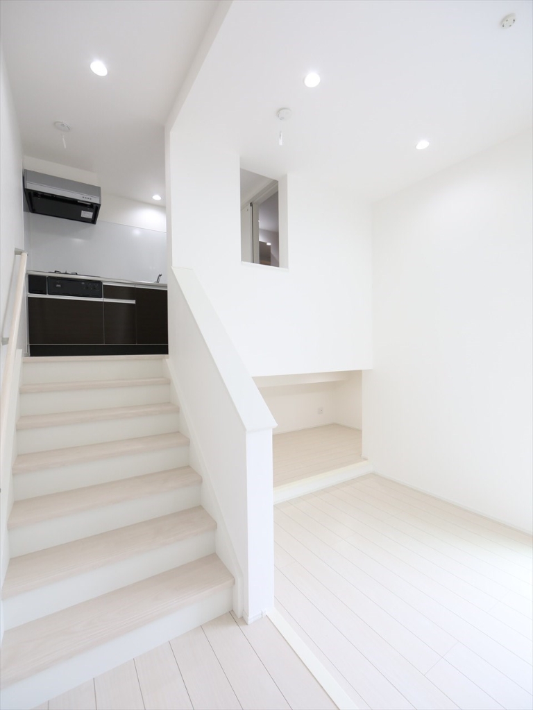 その他部屋・スペース　室内に階段がついています　同仕様写真