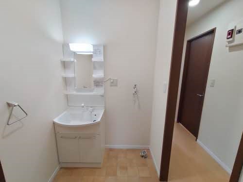 洗面設備　独立洗面化粧台と洗濯機置き場あります。