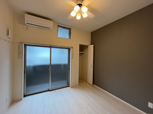 居室・リビング　手すり付きの階段で昇り降りも安心※同シリーズ物件の写真になり