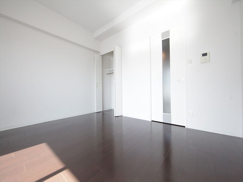 居室・リビング　洋室9.8帖　エアコン付　収納充実　バルコニー