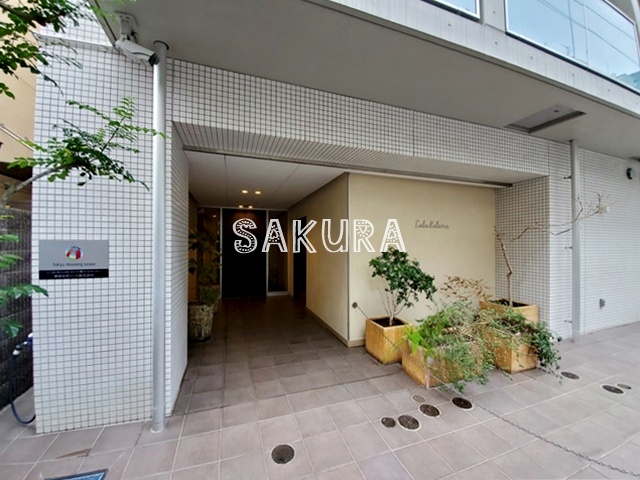 エントランス　重厚感のある建物デザイン♪