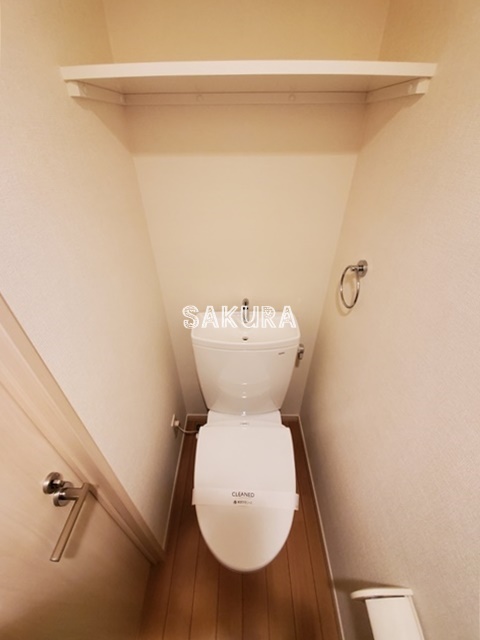トイレ　便利な上部棚付き♪