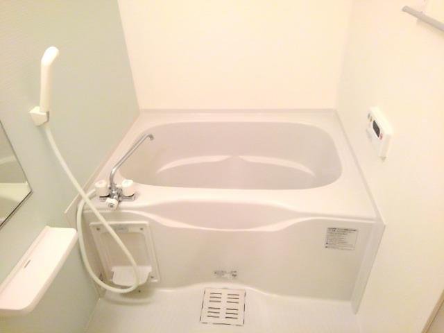 バス・シャワールーム　コンパクトで使いやすいお風呂です