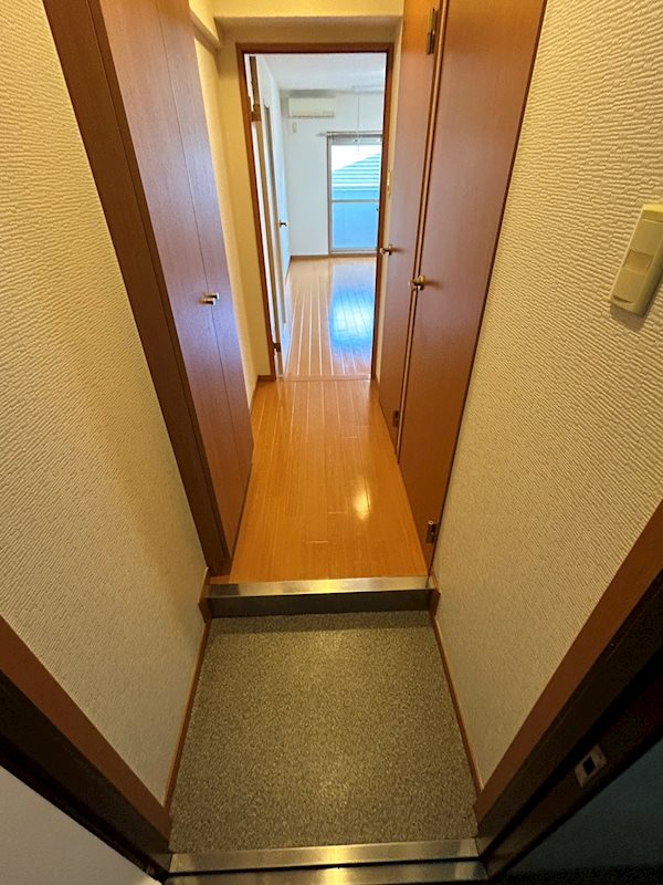 玄関　※別号室同一間取り・参照写真