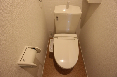 トイレ　冬でも暖かい温水洗浄便座です。