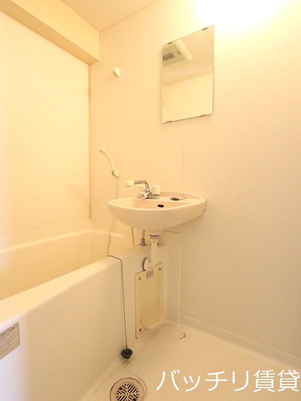 バス・シャワールーム　別号室タイプの為、現状を優先致します。