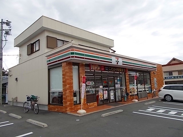 コンビニ　セブンイレブン井原上出部町店（コンビニ）まで600m