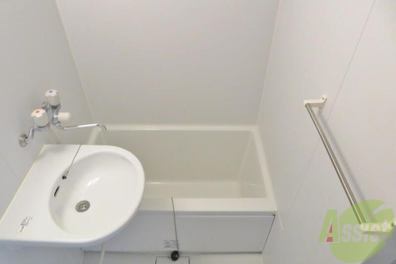 バス・シャワールーム　シンプルですが清潔なお風呂。洗面も付いてます。