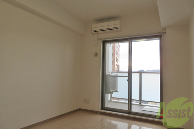 居室・リビング　窓も大きくベランダも大きい。そんな物件のご紹介になります。