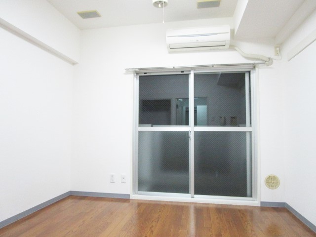 居室・リビング　別号室の参考写真になります。