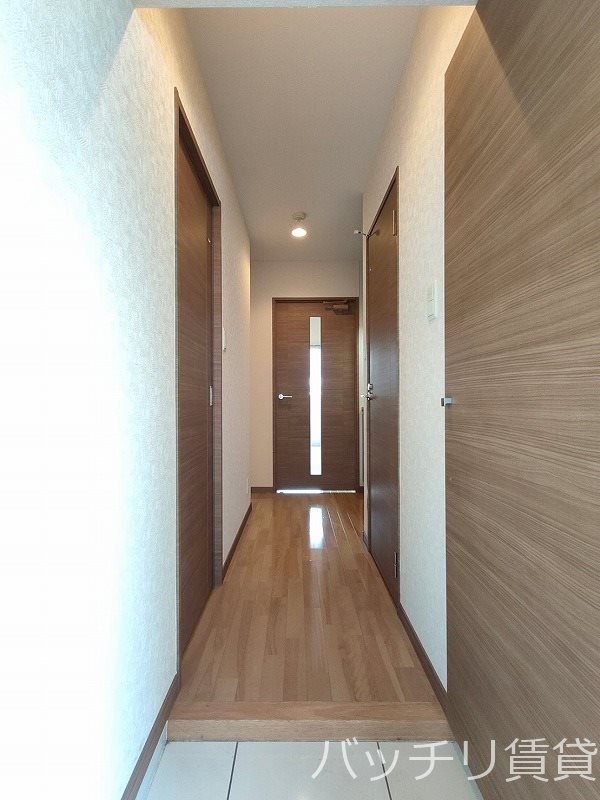 玄関　別号室写真の為、現況を優先致します。