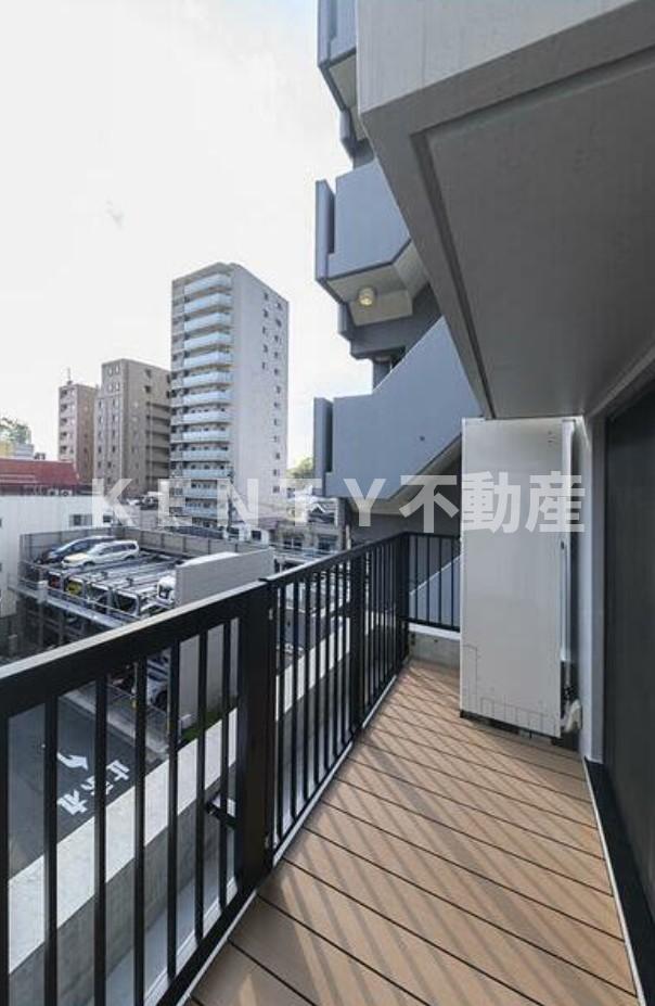 バルコニー　暖かな日差しのふりそそぐバルコニー