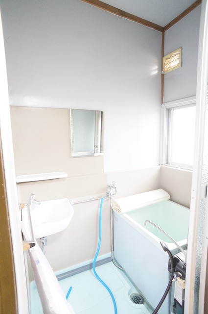 バス・シャワールーム　窓付きのバスルーム♪換気もできて気持ちいいですね♪