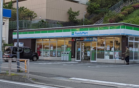 コンビニ　ファミリーマート 鶴ヶ峰本町店（コンビニ）まで718m