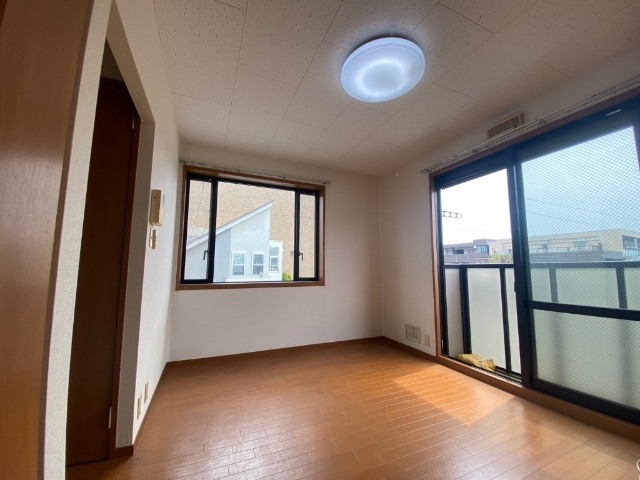 居室・リビング　同物件別室写真