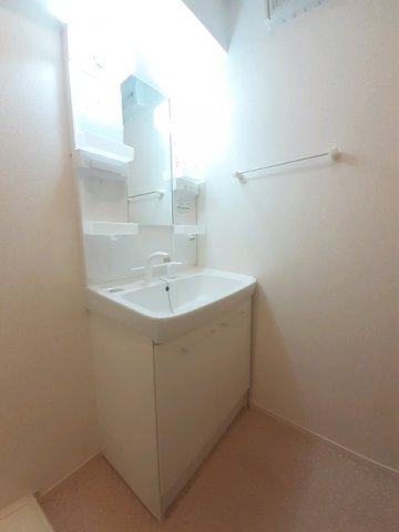 洗面設備　明るい洗面所です