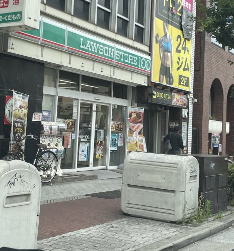 コンビニ　ローソンストア100 長居駅前店（コンビニ）まで1m