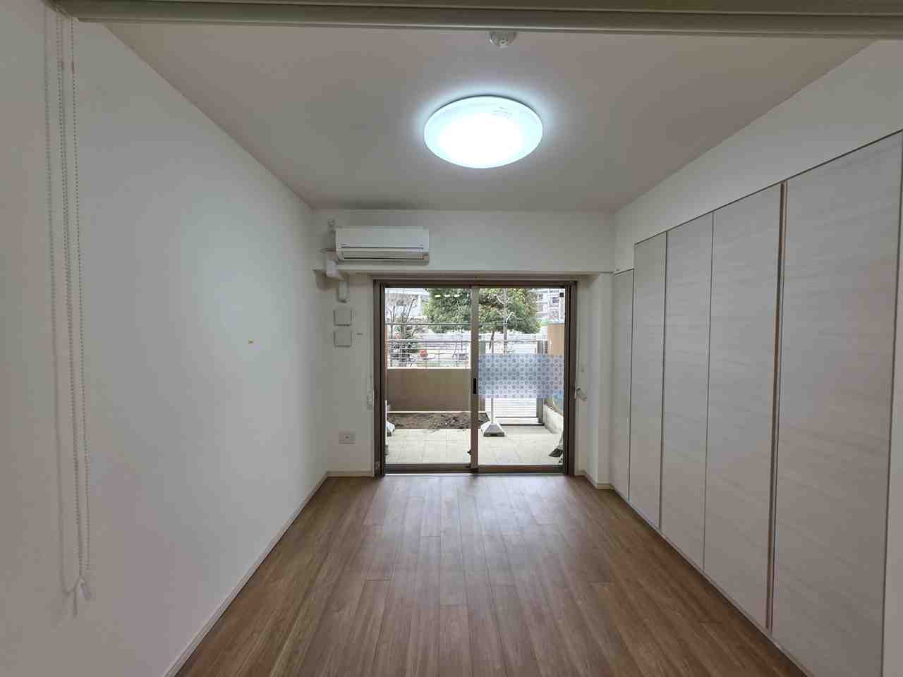 エントランス　スタンダードな洋室です