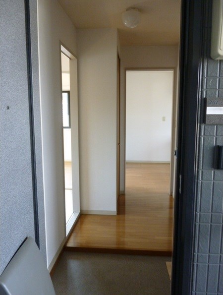 玄関　扉を閉めていただくとお部屋の中を隠せます。