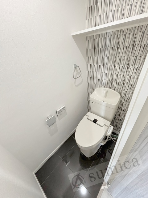 トイレ　人気アイテムの温水洗浄便座。清潔感のあるトイレです。