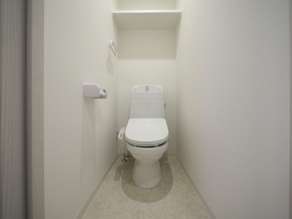 トイレ　落ち着いた色調のトイレです
