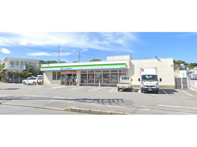 コンビニ　ファミリーマート西原小橋川店（コンビニ）まで258m