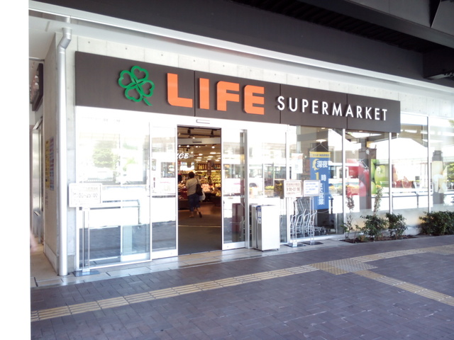 スーパー　ライフココネリ練馬駅前店（スーパー）まで821m