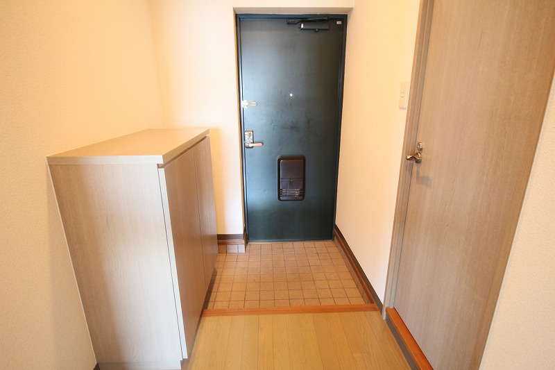 玄関　同タイプのお部屋となっております。 現況優先。
