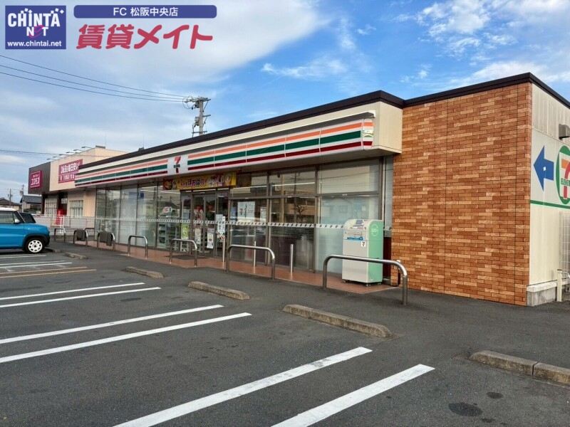 コンビニ　セブンイレブン松阪川井町店（コンビニ）まで730m