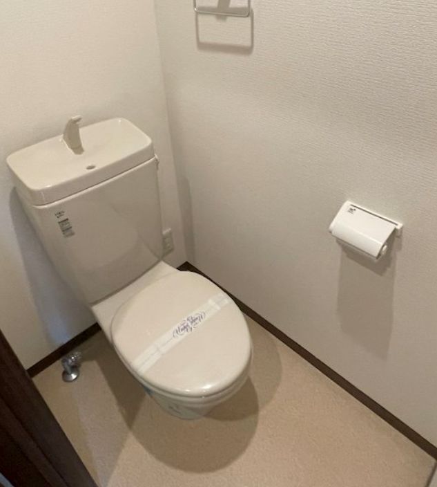 トイレ　落ち着いた色調のトイレです