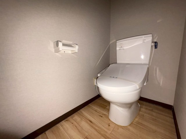 トイレ　※参考別号室の写真です