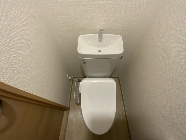 トイレ　洗浄便座付のトイレです