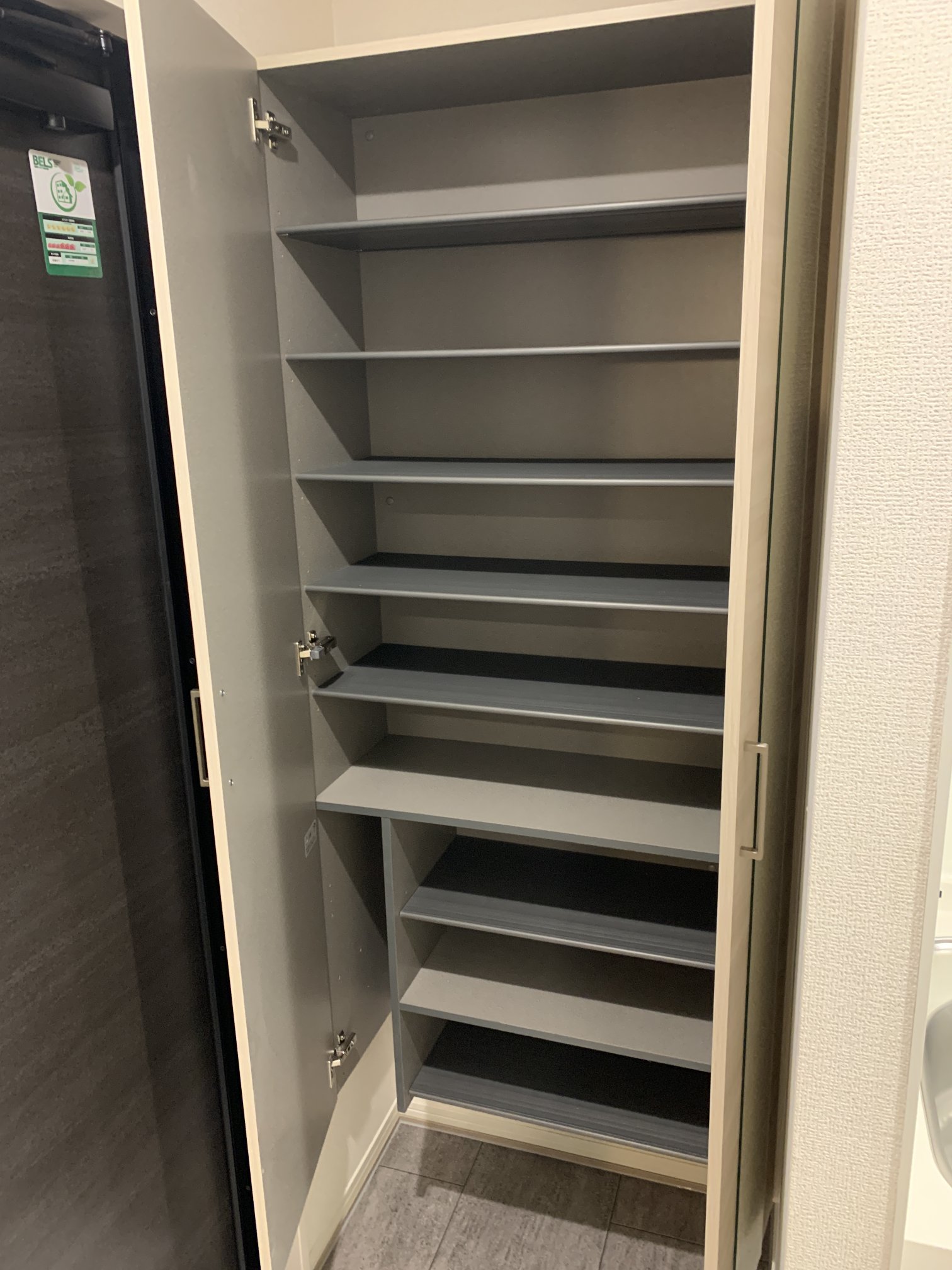 玄関　イメージ写真　収納たっぷりの下駄箱付