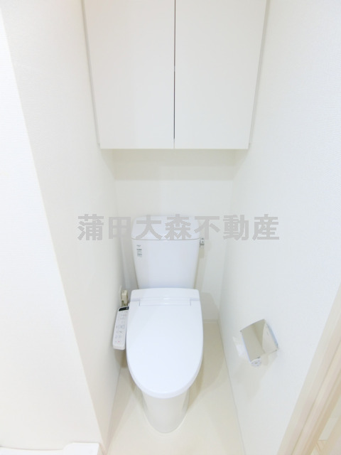 トイレ　棚収納と温水洗浄便座付きのトイレ