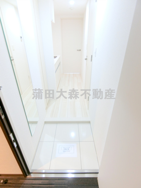 玄関　姿見鏡付きの玄関