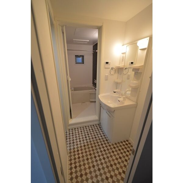 洗面設備　※写真は同じマンションの違う部屋のものになります。