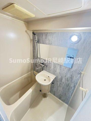 バス・シャワールーム　コンパクトで使いやすいお風呂です