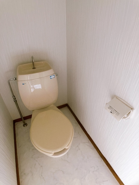 トイレ　※補修前の参考画像の為、設備等は現況優先。