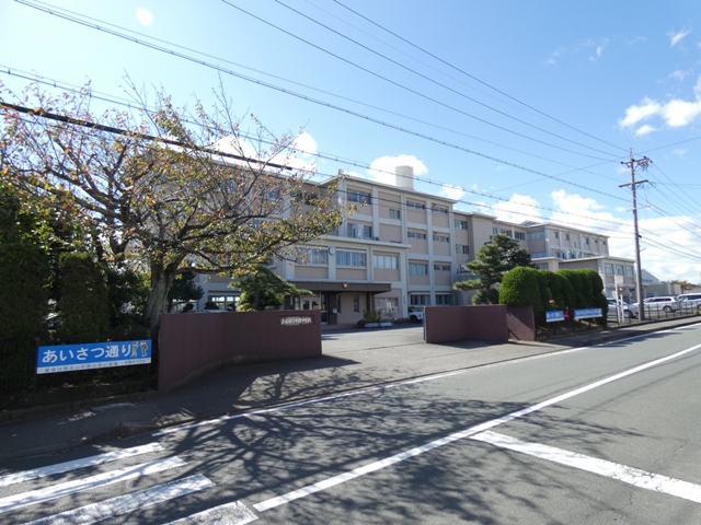 中学校　中郡中学校（中学校）まで652m