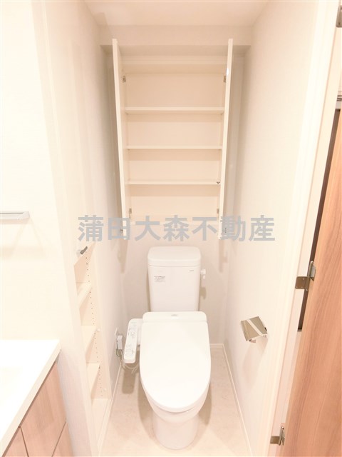トイレ　棚収納と温水洗浄便座付きのトイレ